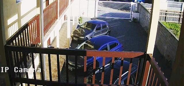 Pátio interno com câmera de segurança